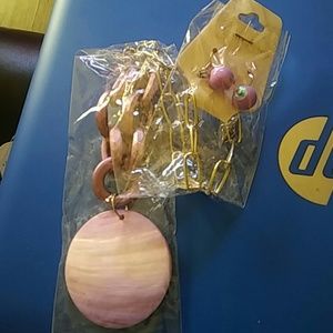 Brand New Lavender Shell Necklace w/earrings